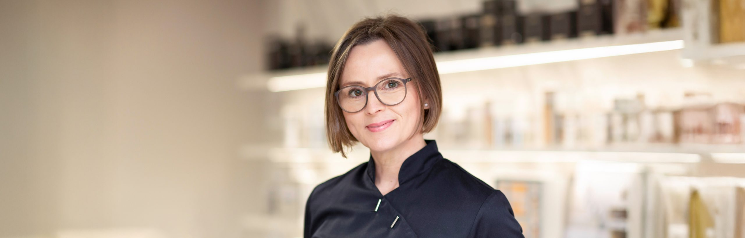 Empfangstresen eines Kosmetikinstituts mit Blumen, Pflanzen und BABOR Pflegeprodukten