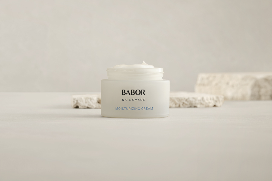 Babor Skinovage Moisturizing Cream in einem weißen Tiegel auf hellem Hintergrund.